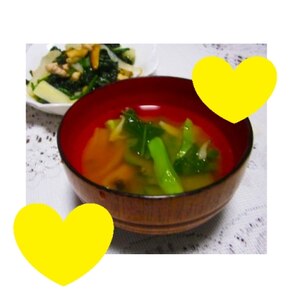 葉野菜とちくわの味噌汁